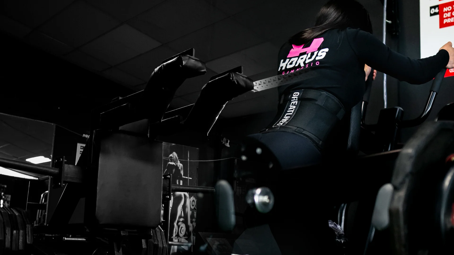 Alumna de Horus entrenando con polera Horus